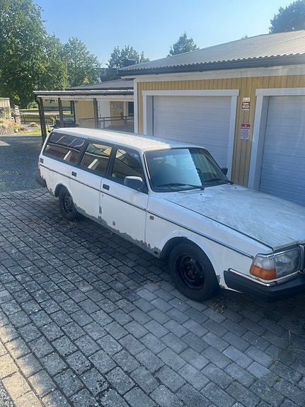 Volvo 240 4 of 6