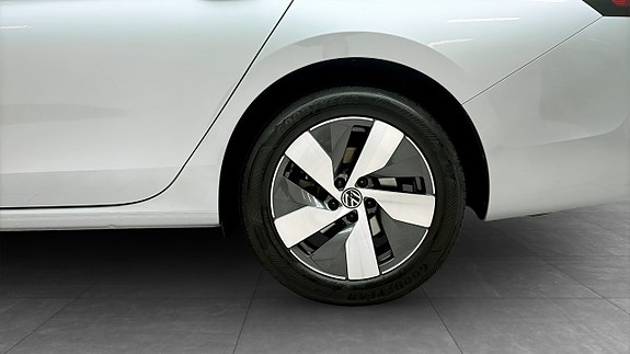 Volkswagen Passat 6 of 14