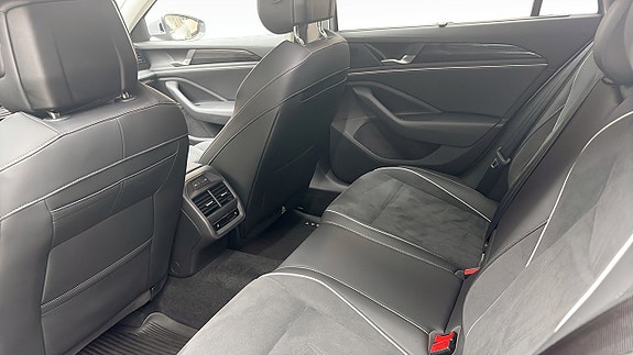 Volkswagen Passat 12 of 14