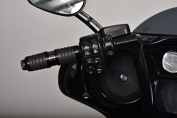Harley-Davidson Street Glide Special Cobra slipon / 12 Tum styre / Sissybar / Värmehandtag 16 of 19