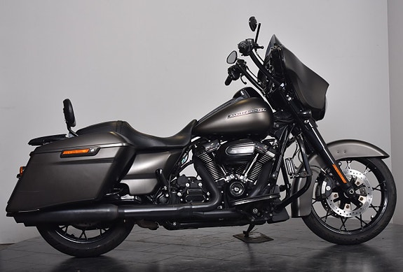 Harley-Davidson Street Glide Special Cobra slipon / 12 Tum styre / Sissybar / Värmehandtag 8 of 19