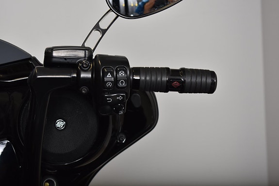 Harley-Davidson Street Glide Special Cobra slipon / 12 Tum styre / Sissybar / Värmehandtag 17 of 19