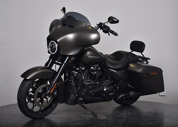 Harley-Davidson Street Glide Special Cobra slipon / 12 Tum styre / Sissybar / Värmehandtag 3 of 19