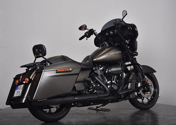 Harley-Davidson Street Glide Special Cobra slipon / 12 Tum styre / Sissybar / Värmehandtag 7 of 19