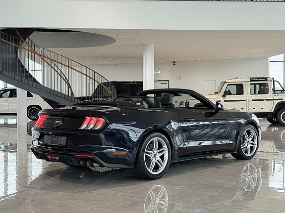 Ford Mustang 4 of 26