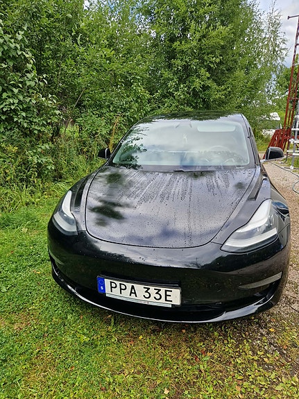 Tesla Model 3 4 of 7