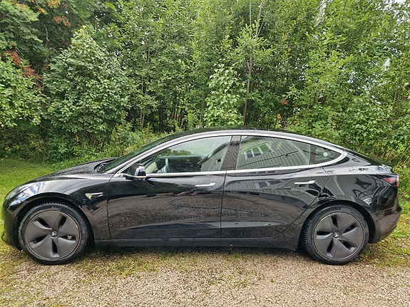 Tesla Model 3 2 of 7