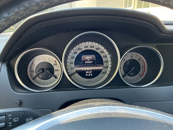 Mercedes-Benz C220 2 of 4