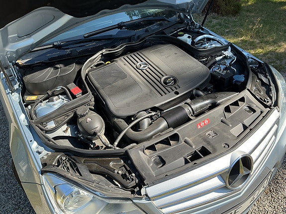 Mercedes-Benz C220 3 of 4