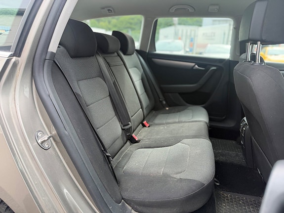 Volkswagen Passat 10 of 14