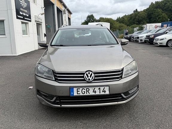 Volkswagen Passat 2 of 14