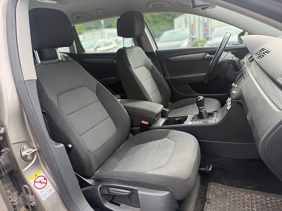 Volkswagen Passat 9 of 14