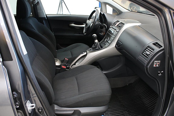 Toyota Auris 8 of 12
