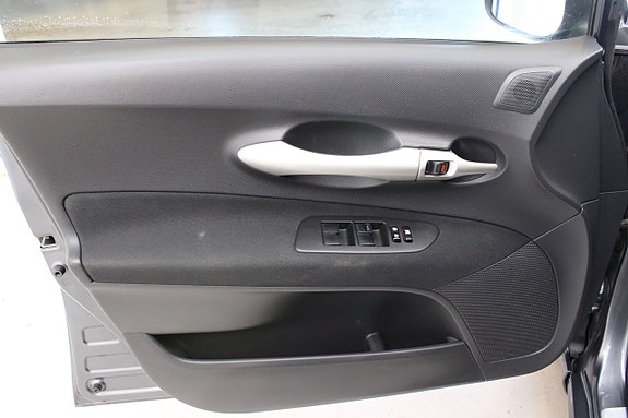 Toyota Auris 7 of 12