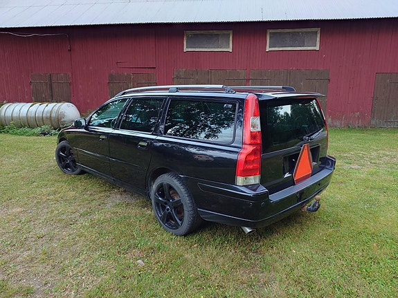 Volvo V70 3 of 6