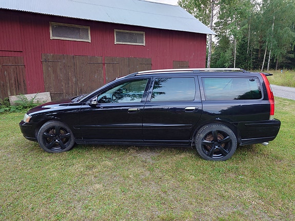 Volvo V70 2 of 6