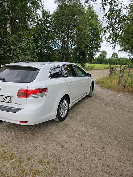 Toyota Avensis 3 of 8