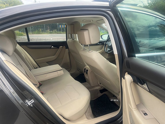 Volkswagen Passat 9 of 14