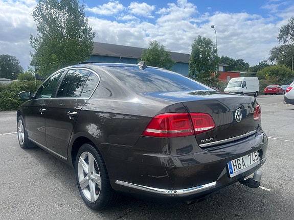 Volkswagen Passat 4 of 14