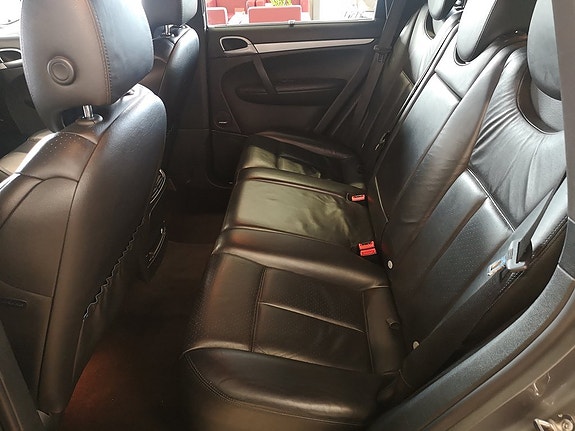 Porsche Cayenne 15 of 18