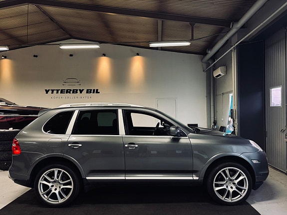 Porsche Cayenne 2 of 18