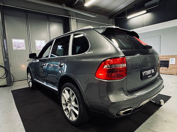 Porsche Cayenne 3 of 18