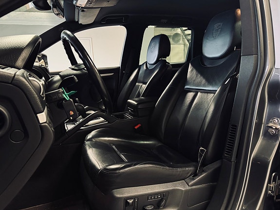 Porsche Cayenne 14 of 18