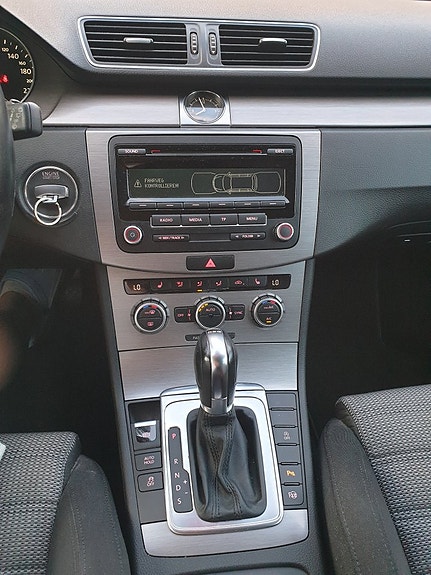 Volkswagen Passat 12 of 28