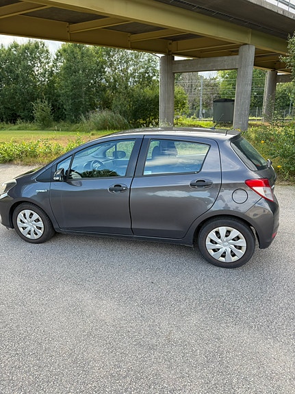 Toyota Yaris 4 of 7