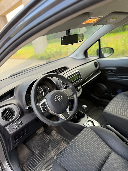 Toyota Yaris 5 of 7
