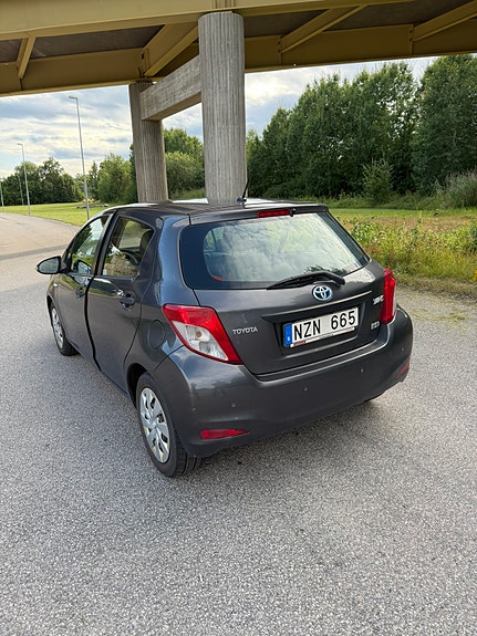 Toyota Yaris 3 of 7