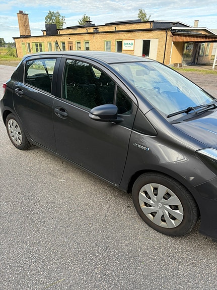 Toyota Yaris 2 of 7