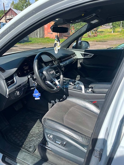 Audi Q7 9 of 16