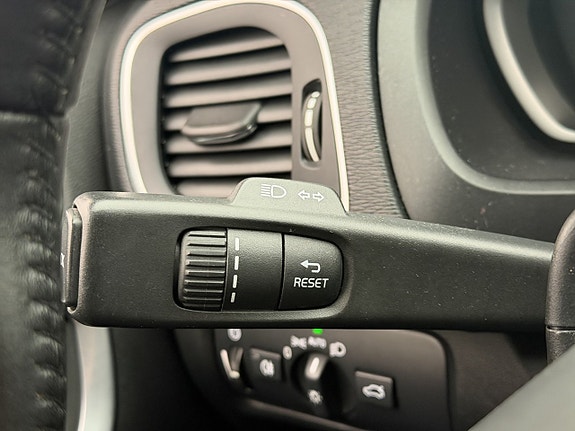 Volvo V40 Cross Country 12 of 30