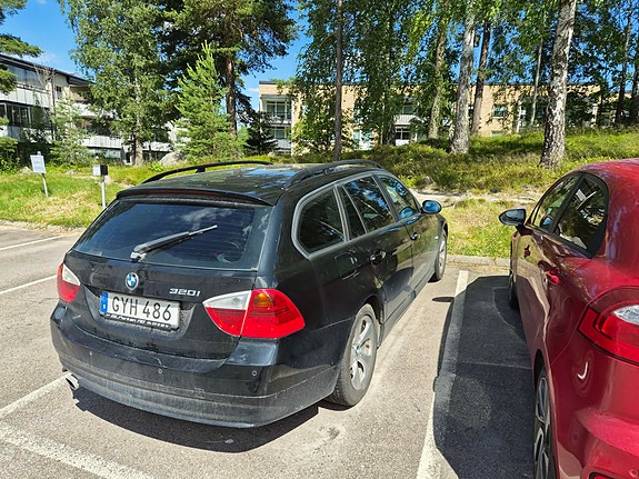 BMW 320i 3 of 3