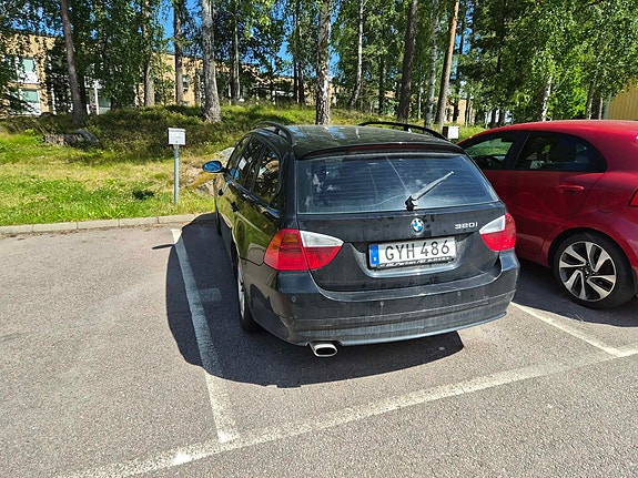BMW 320i 2 of 3