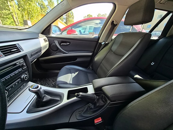 BMW 320i 5 of 6