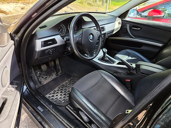 BMW 320i 6 of 6