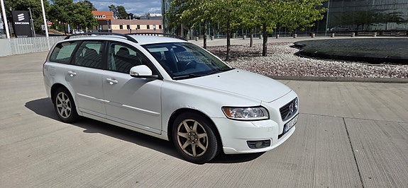 Volvo V50 2 of 5