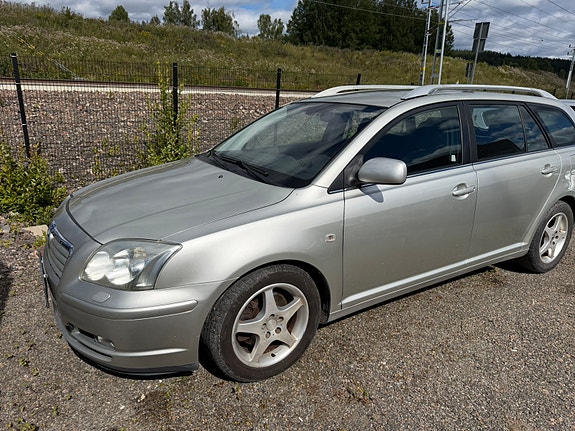 Toyota Avensis 2 of 5