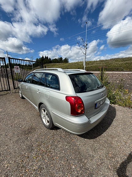 Toyota Avensis 4 of 5