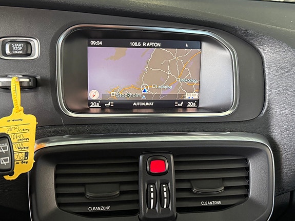 Volvo V40 Cross Country 18 of 24