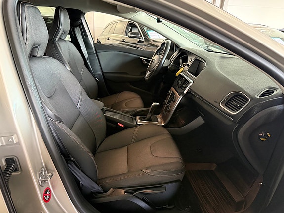 Volvo V40 Cross Country 12 of 24
