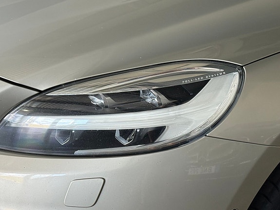 Volvo V40 Cross Country 2 of 24