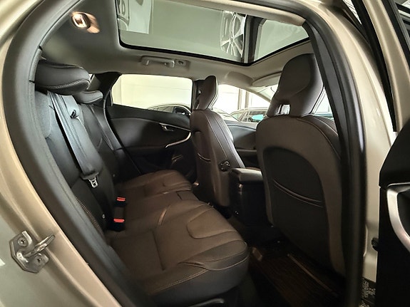 Volvo V40 Cross Country 10 of 24