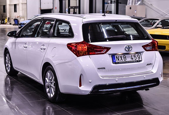 Toyota Auris 7 of 15