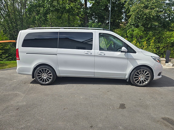 Mercedes-Benz V220 d 2 of 8