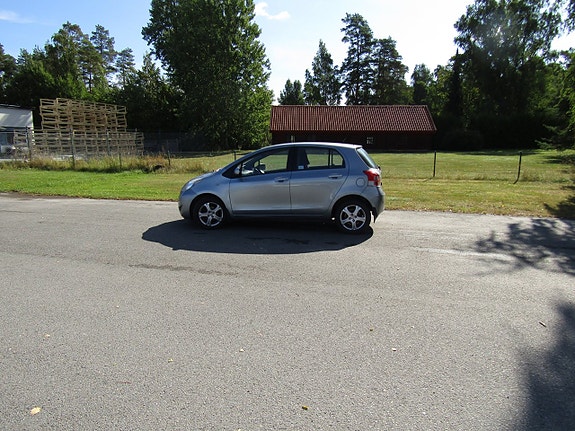 Toyota Yaris 2 of 13