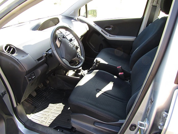 Toyota Yaris 9 of 13