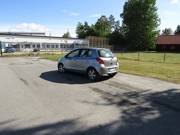 Toyota Yaris 3 of 13
